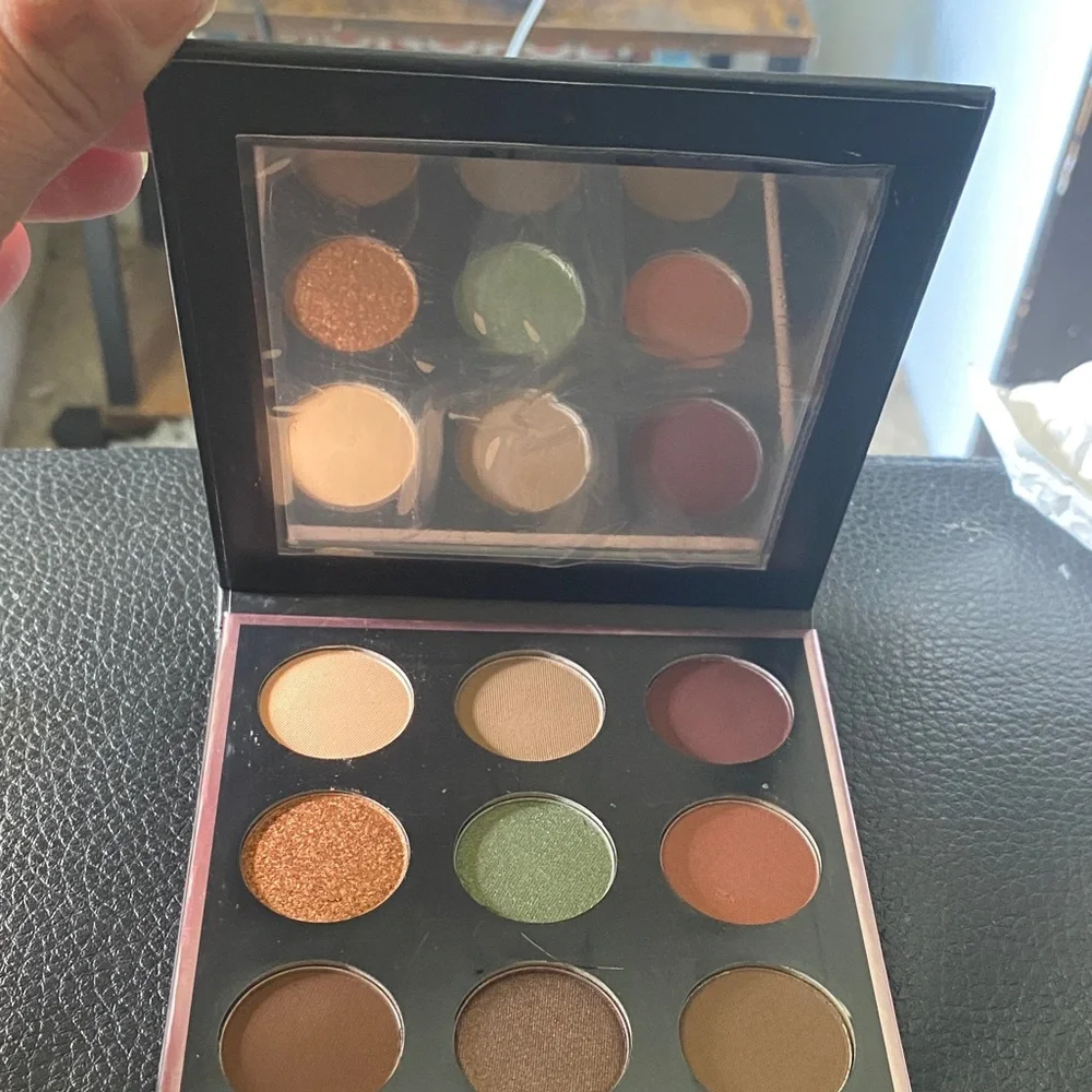 Makeup Geek Black and Gold Geometric Palette - Picture 3 of 6